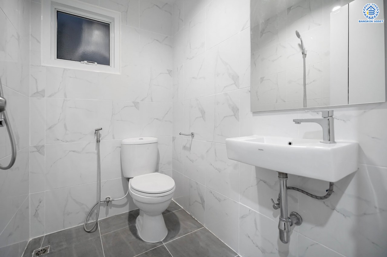 บ้านมือสองตกแต่งใหม่ โครงการ เศรณีลากูน วัดลาดปลาดุก บ้านเดี่ยวหลังมุม ตอบโจทย์ทุกการใช้ชีวิต บนเนื้อที่ 64.9 ตร.ว. พื้นที่ใช้สอยกว่า 186 ตร.ม. ฟังก์ชัน 3 ห้องนอน 3 ห้องน้ำ จอดรถได้ 2 คัน ทำเลเดินทางง่าย สะดวกสบายใกล้ถนนใหญ่ รถไฟฟ้าสายสีม่วง "สถานีคลองบางไผ่" แลจุดขึ้นทางด่วน "กาญจนาภิเษก"